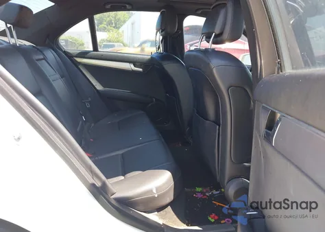 2013 Mercedes-Benz C-Class C 250 z USA, uszkodzony, nr VIN WDDGF4HB2DR267397